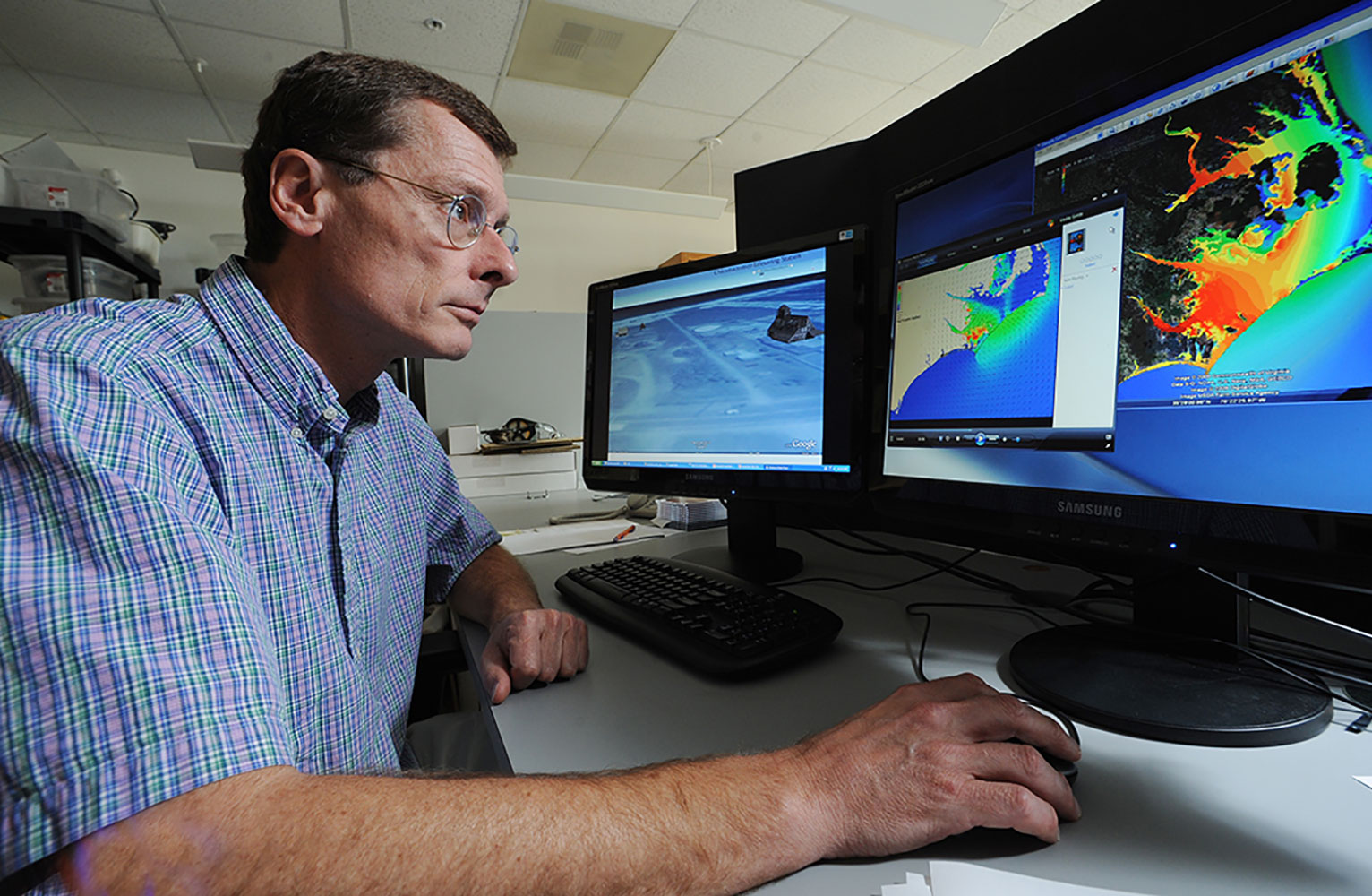 Luettich working on computers